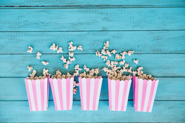Scatole di popcorn a strisce e popcorn rovesciato