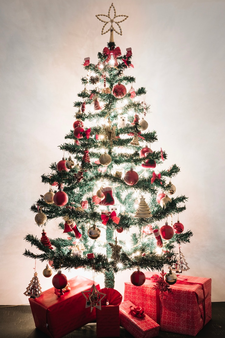 Foto gratuito scatole presenti davanti all&#39;albero di natale