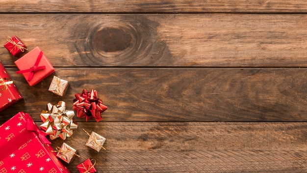 Scatole regalo di Natale con fiocchi sul tavolo