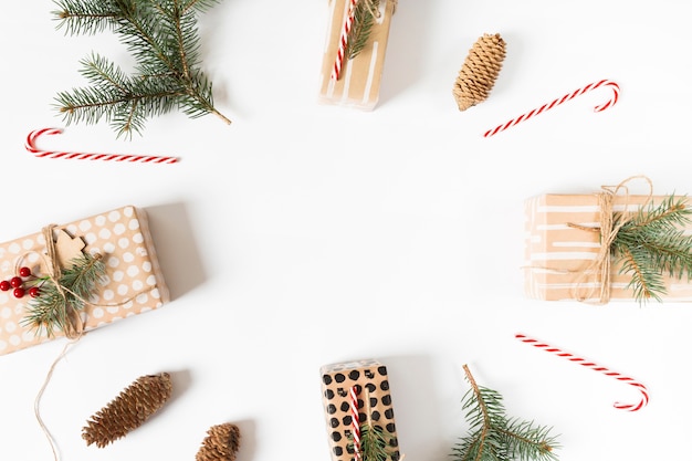 Scatole regalo di Natale messe in composizione rotonda