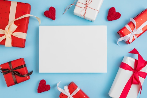 Scatole regalo di San Valentino e cuori intorno alla carta