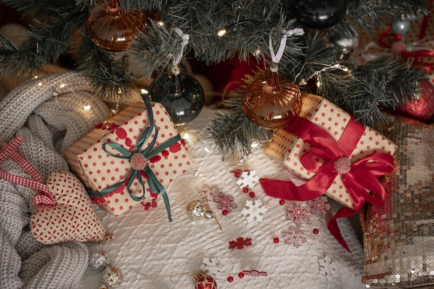 Scatole regalo festive sotto il primo piano dell'albero di Natale