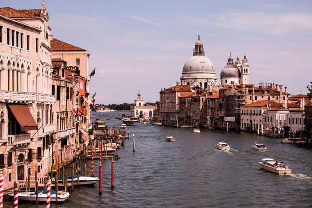 Scatto affascinante che cattura la bellezza della Basilica di Santa Maria della Salute Venezia Italia