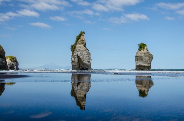 Scatto affascinante della bellissima formazione rocciosa delle Tre Sorelle in Nuova Zelanda