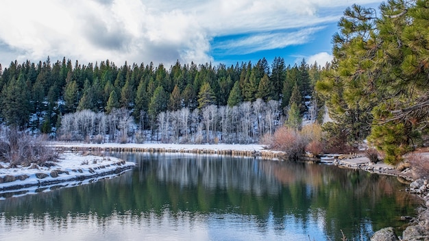 Scatto affascinante di un bellissimo parco roccioso innevato intorno al lago