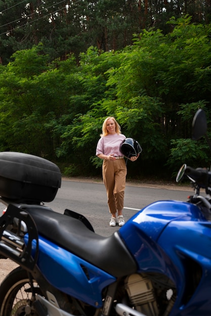 Scatto completo di una vecchia figa con una moto.