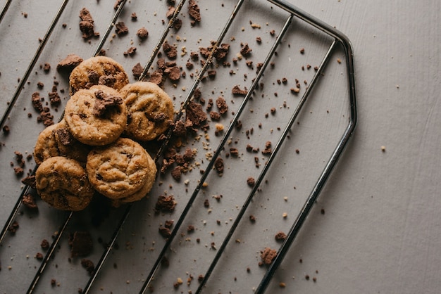 Scatto dall'alto della griglia di cottura con deliziosi biscotti rotondi al cioccolato