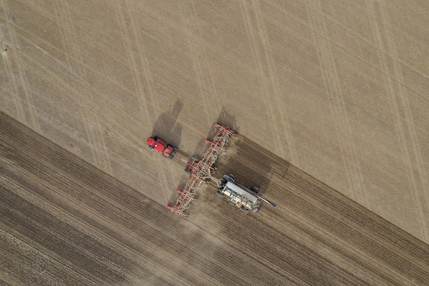 Scatto dall'alto della macchina fertilizzante in un campo agricolo durante il giorno
