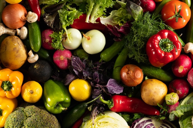 Scatto dall'alto di diverse verdure fresche messe insieme su uno sfondo nero