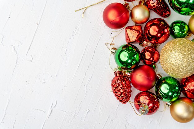 Scatto dall'alto di ornamenti natalizi colorati con spazio per il testo