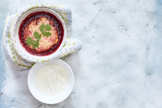 Scatto dall'alto di un'insalata con purè di patate, pomodoro e salsa bianca