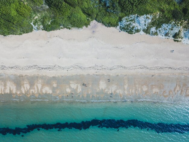 Scatto dall'alto di una spiaggia e un mare vicino a Bowleaze Cove a Weymouth, Regno Unito