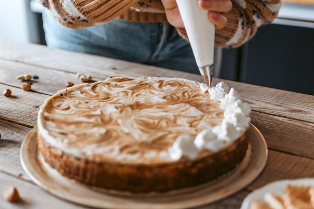 Scatto del processo di decorazione della torta