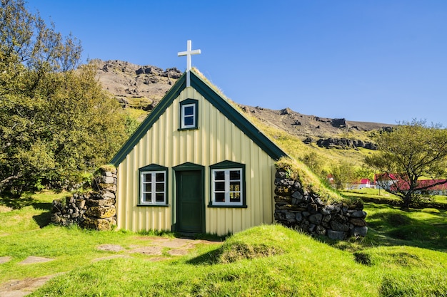 Scatto della tipica chiesa islandese, Islanda Hofskirkja, Hof Iceland