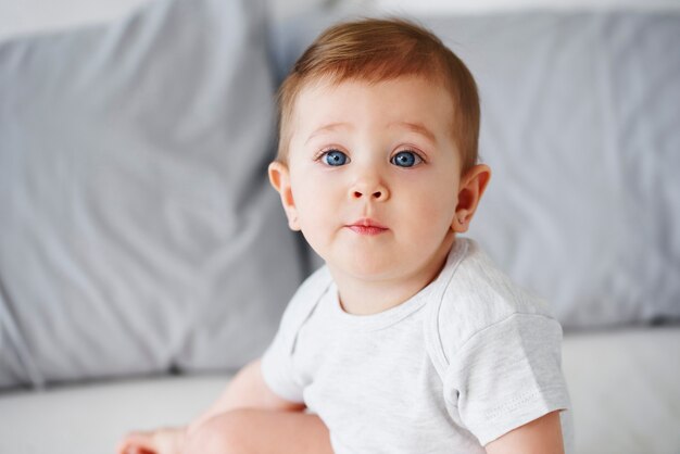 Scatto di una bambina carina che guarda la telecamera