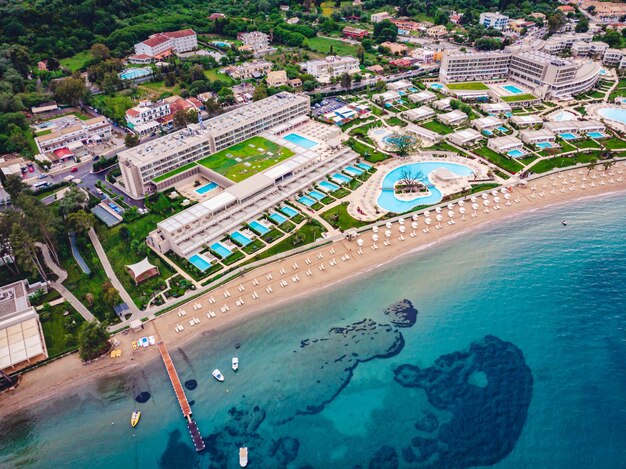 Scatto di una bellissima spiaggia con mare blu e alberghi