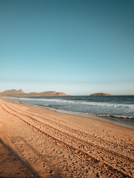 Scatto di una spiaggia collinare vicino a Rio de Janeiro, Brasile