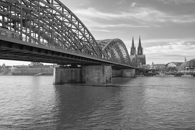 Scatto in scala di grigi del bellissimo ponte Hohenzollern sul fiume Reno