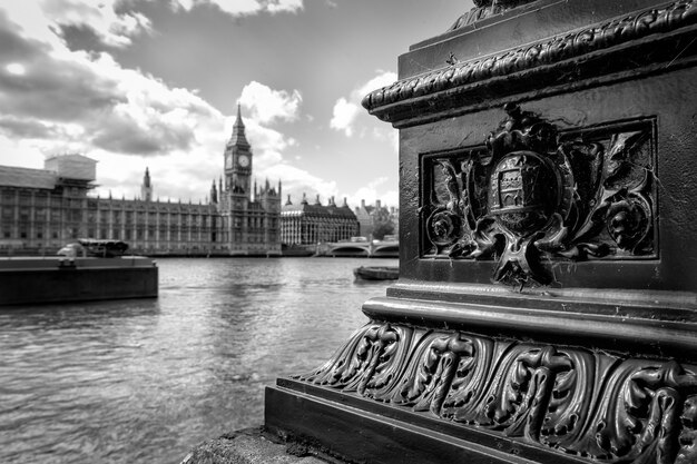 Scatto in scala di grigi del Big Ben a Londra, Regno Unito