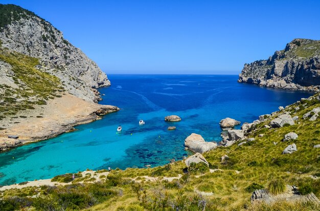 Scatto ipnotizzante del famoso porto di Cap de Formentor in Spagna