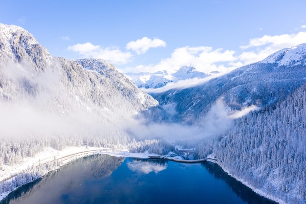 Scatto ipnotizzante di un lago e montagne innevate