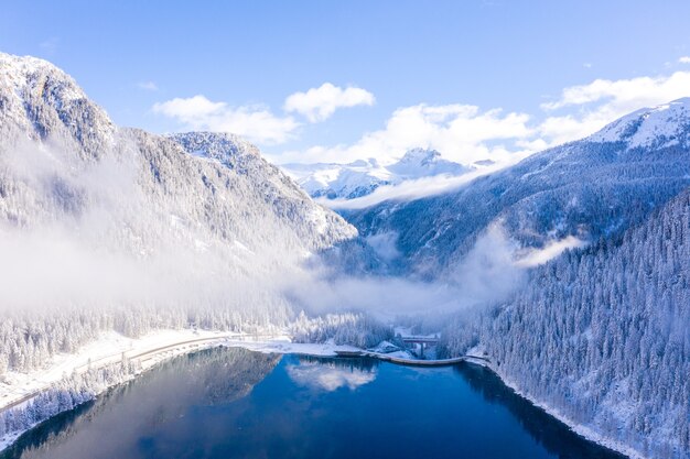 Scatto ipnotizzante di un lago e montagne innevate