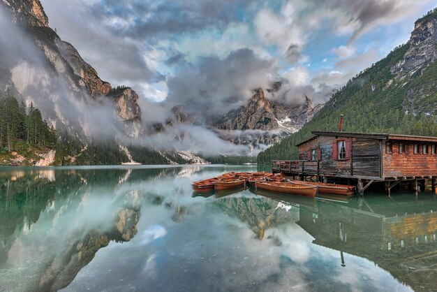 Scatto magico delle montagne dolomitiche, Parco Nazionale Fanes-Sennes-Braies, Italia durante l'estate