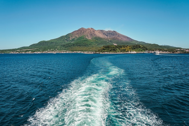 Scatto mozzafiato del paesaggio montuoso circondato dall'oceano