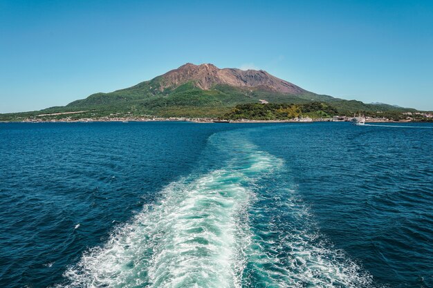 Scatto mozzafiato del paesaggio montuoso circondato dall'oceano