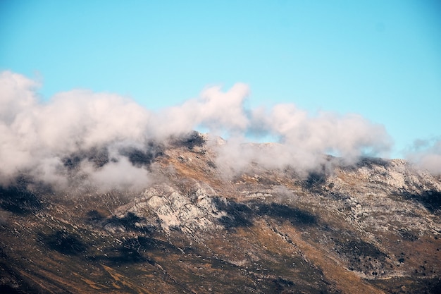 Scatto mozzafiato del paesaggio montuoso sotto un cielo nuvoloso in Costa Azzurra