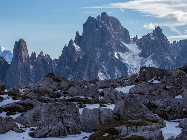 Scatto mozzafiato del primo mattino nelle Alpi italiane