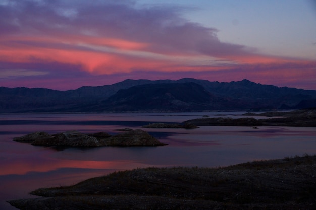 Scatto mozzafiato del tramonto colorato a Lake Mead, Nevada