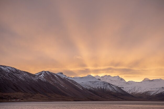 Scatto mozzafiato dell'alba invernale nelle montagne dell'Islanda