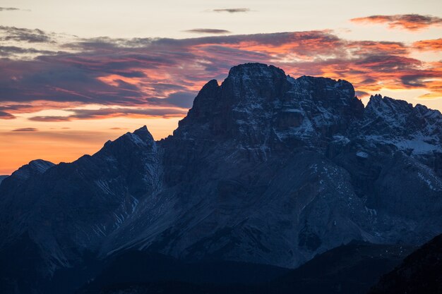 Scatto mozzafiato della bellissima alba nelle Alpi italiane