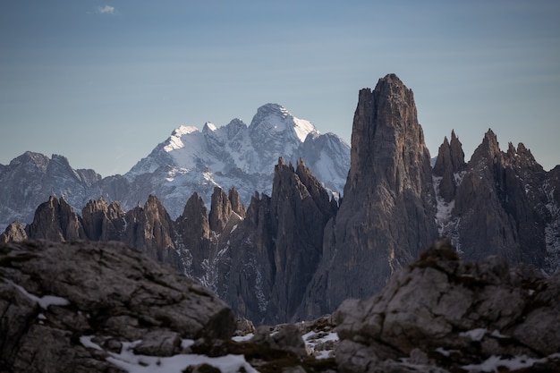 Scatto mozzafiato della catena montuosa innevata dei Cadini di Misurina nelle Alpi italiane