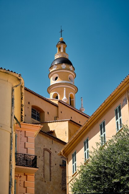 Scatto mozzafiato della facciata di vecchi edifici catturati nella città di Mentone in Francia