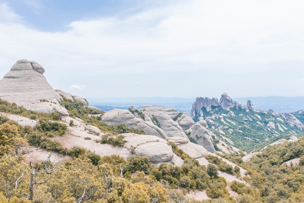 Scatto mozzafiato della montagna di Sant Jeroni in Catalogna, Spagna