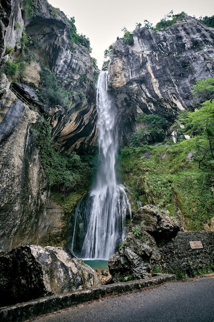 Scatto mozzafiato delle cascate del Saut du Loup catturate in Francia