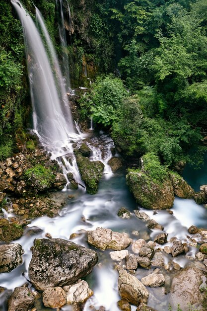 Scatto mozzafiato delle cascate del Saut du Loup catturate in Francia