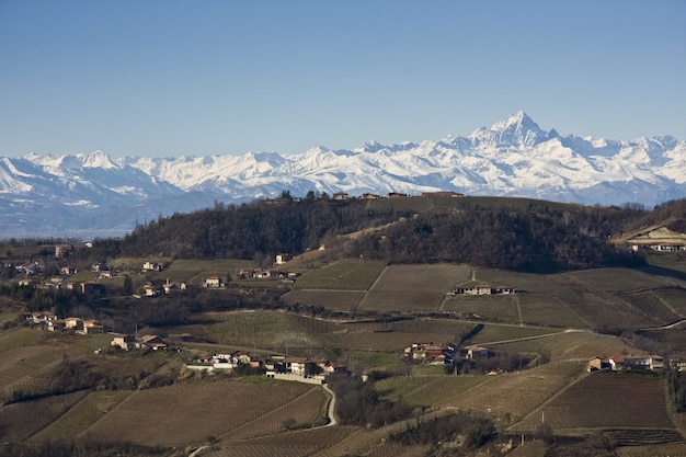 Scatto mozzafiato delle case con le montagne innevate