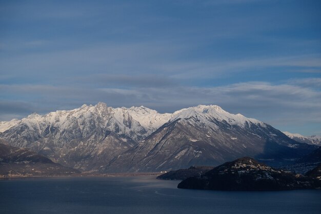 Scatto mozzafiato di montagne innevate sotto il cielo blu