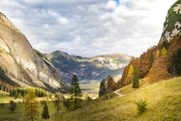 Scatto mozzafiato di un bellissimo paesaggio di montagna nella zona di Ahornboden, Austria