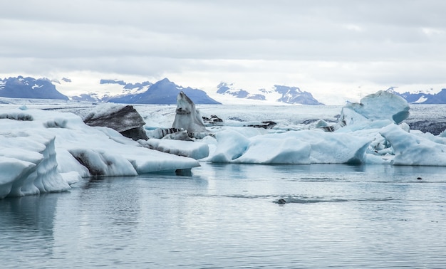 Scatto mozzafiato di un bellissimo paesaggio freddo a Jokulsarlon, Islanda