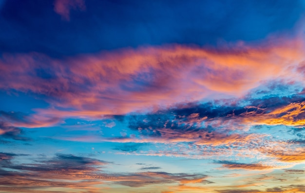 Scatto mozzafiato di un tramonto e un cielo colorato