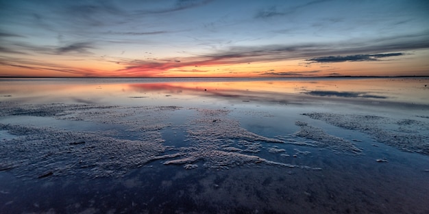 Scatto mozzafiato di una bellissima spiaggia su un meraviglioso tramonto