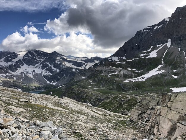 Scatto panoramico del Parco Nazionale Gran Paradiso Valnontey in Italia in una giornata nuvolosa