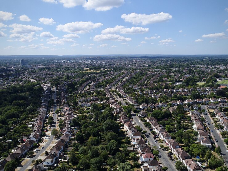 Foto gratuito scatto panoramico di un paesaggio urbano con strade ordinate e vegetazione