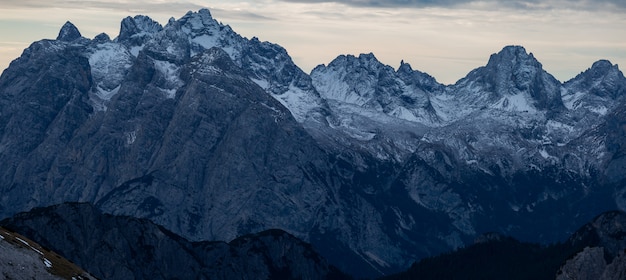 Scatto panoramico mozzafiato della sera tra le Alpi italiane innevate
