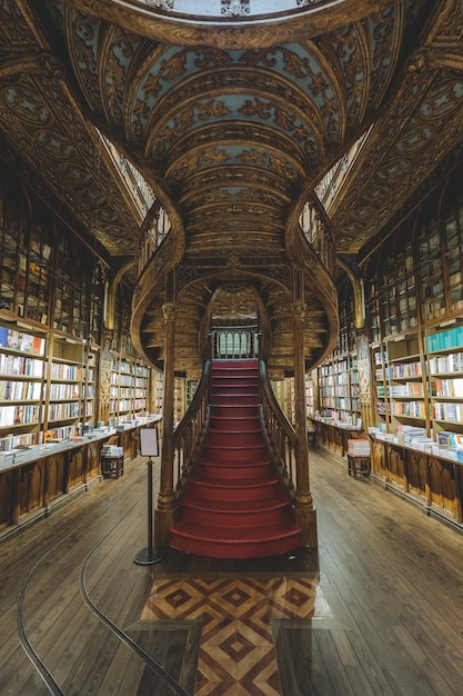 Scatto verticale degli interni della libreria del centenario Lello catturato a Oporto, Portogallo