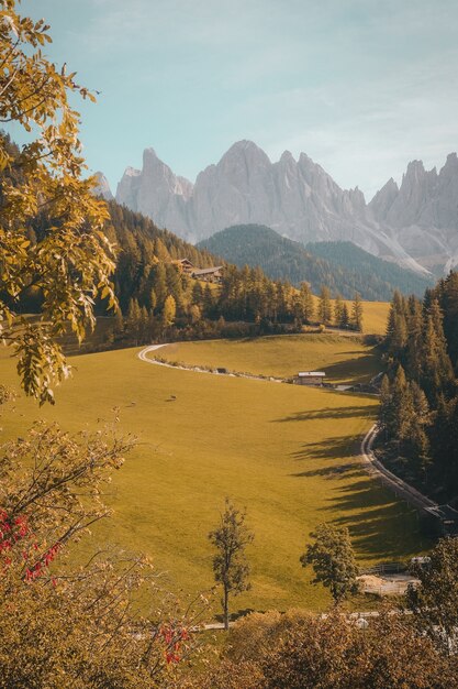 Scatto verticale di un bellissimo villaggio su una collina circondata dalle montagne